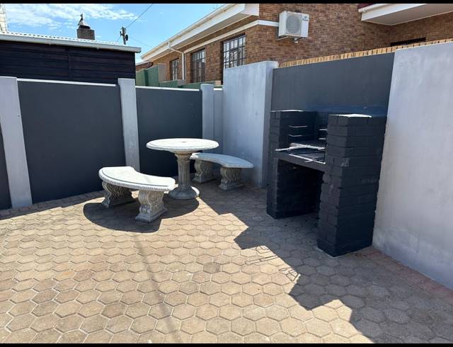 7 BEDROOM HOUSE FOR SALE IN HARTENBOS CENTRAL